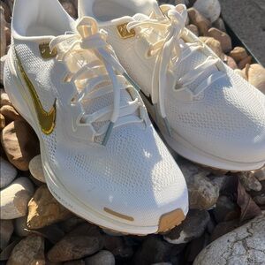 Nike Women's Pegasus 41 running shoe White and Gold Athletic Shoes
